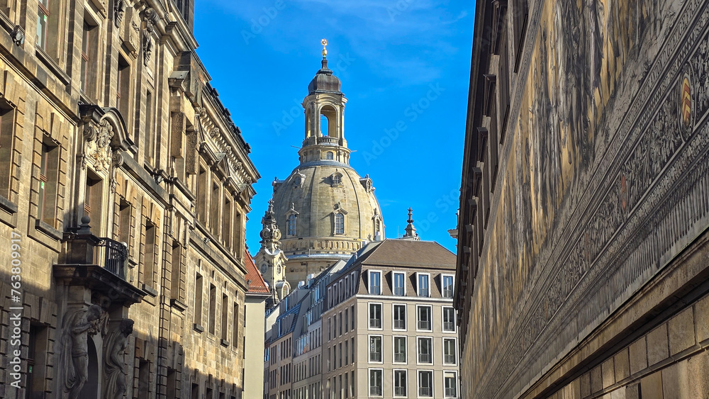 Obraz premium Dresden Innenstadt mit Blick auf die Frauenkirche und blauer Himmel 