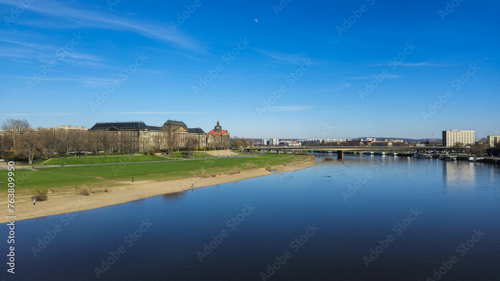 Dresden Panorama Blick mit blauen Himmel und Sonnenschein 