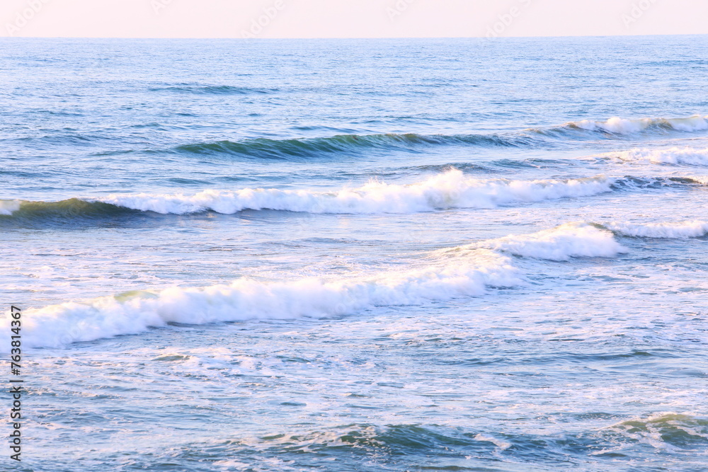 白波が美しい海辺の風景