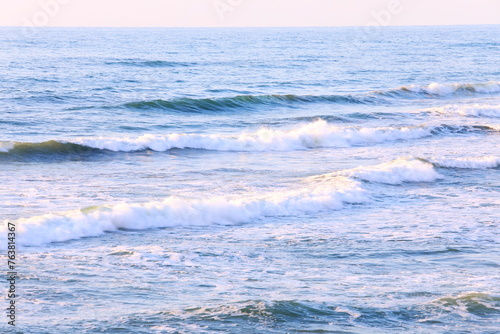 白波が美しい海辺の風景