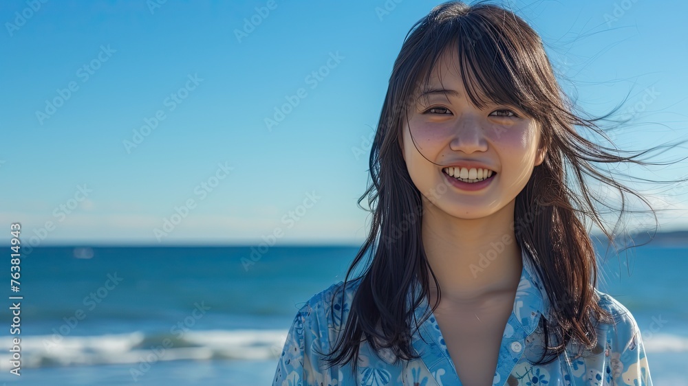 夏のビーチと笑顔の女性_6