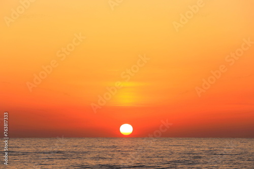 Fototapeta Naklejka Na Ścianę i Meble -  海に沈む美しい夕日