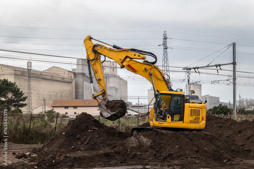 Retroescavadora giratória na preparação de terreno e fundações de residência Retroescavadora giratória na preparação de terreno e fundações de residência