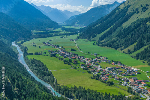 Das wildromantische Tiroler Lechtal bei Häselgehr von oben