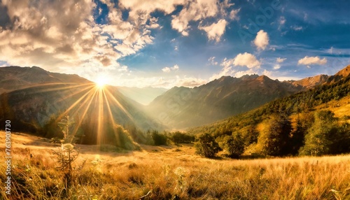 Une vue ensoleillée sur les montagnes