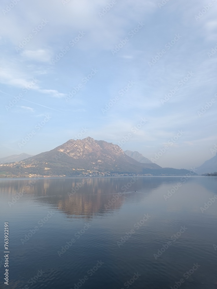 Fototapeta premium lake and mountains