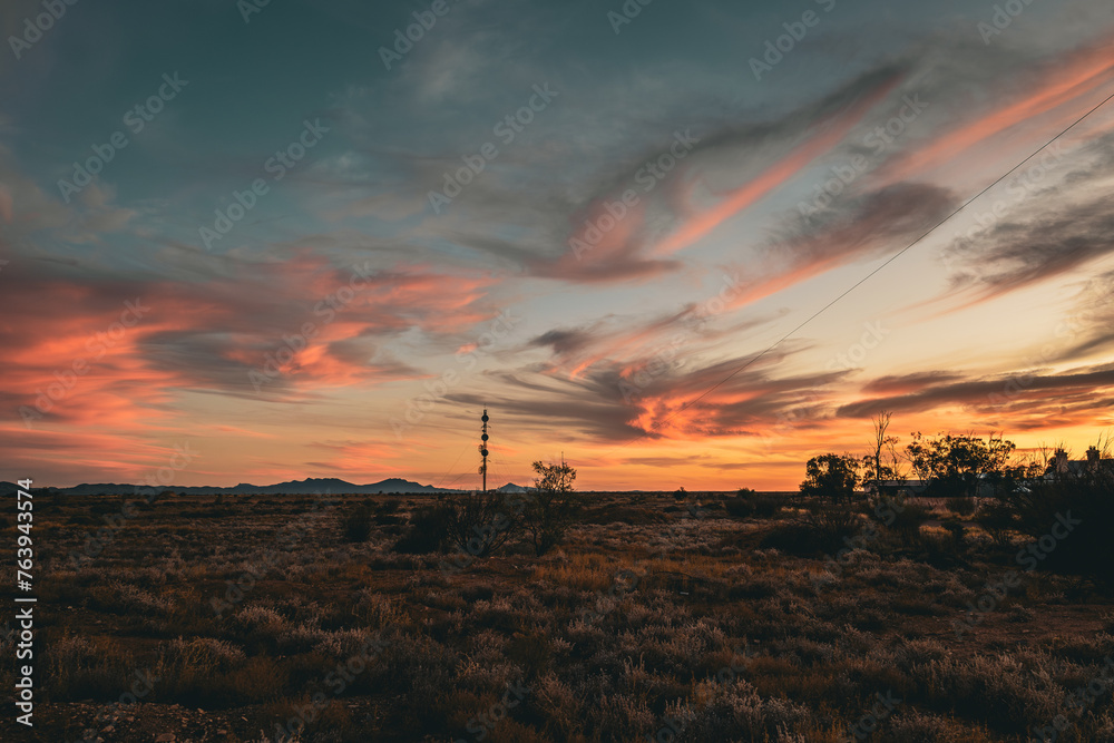 Obraz premium Twilight Tranquility with Communication Tower