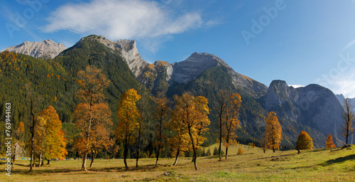 Karwendelgebirge im Herbst mit bunten Laubbäumen, Panorama