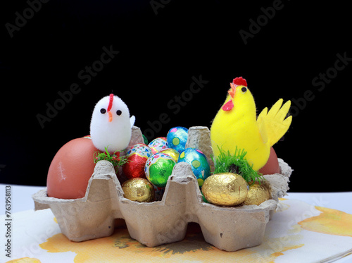 famille gallinacée et ses oeufs en chocolat © helenedevun