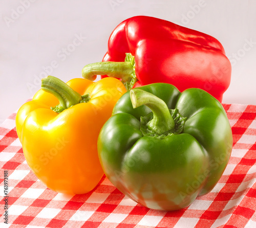 Paprika, rote Parika, gelbe Paprika, grüne Paprika, Gemüse, karierte Decke, photo