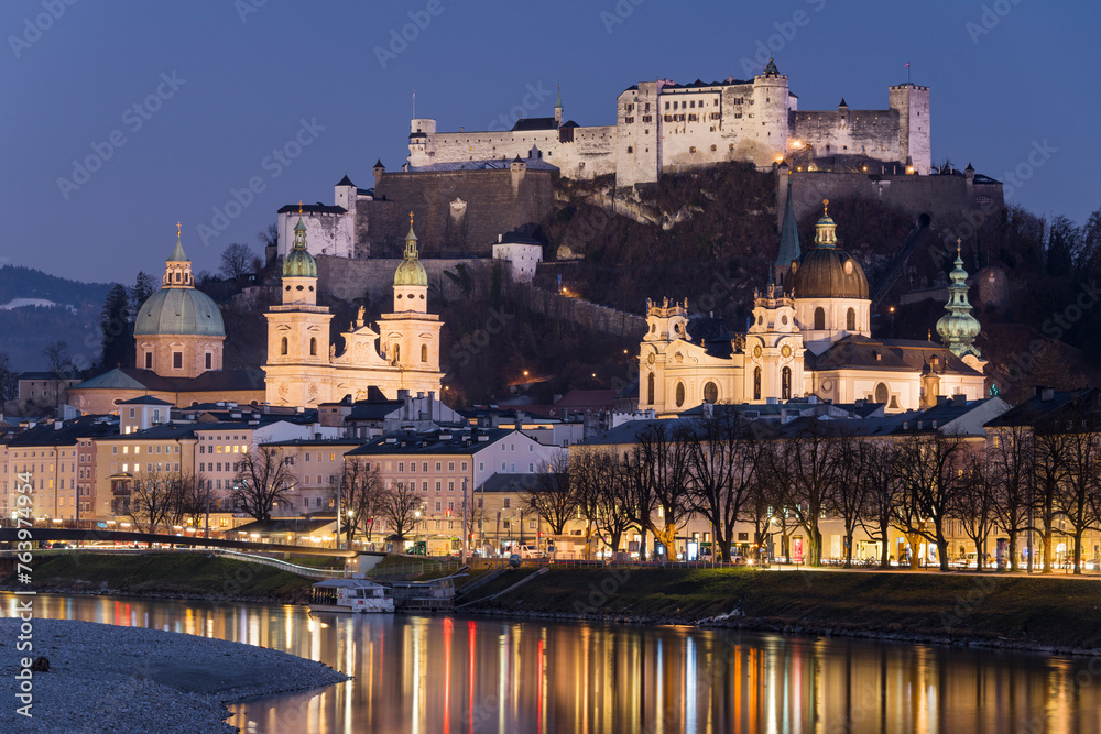 Fototapeta premium Stadtzentrum Salzburg und Salzach, Bundesland Salzburg, Österreich