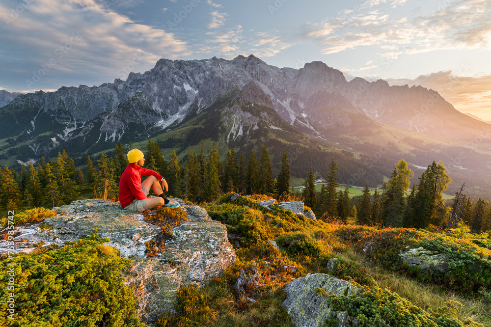 Fototapeta premium Wanderer, Blick vom Dachegg auf den Hochkönig, Salzburg, Österreich