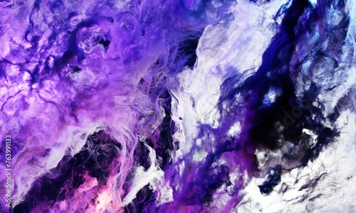 幻想的な光に照らされた紫色の煙