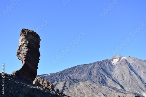 El Roque Cinchado avec le Teide en arrière plan, dans la caldeira de las Cañadas, située dans la plaine de Llano de Ucanca dans le parc national du Teide à Ténérife dans les îles Canaries