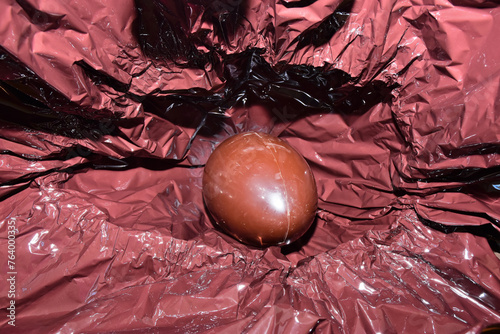 Photography uovo di pasqua dentro la sua confezione di carta stagnola durante l'apertura di