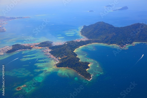 Gaya Island with coral reefs in Malaysia © Tupungato