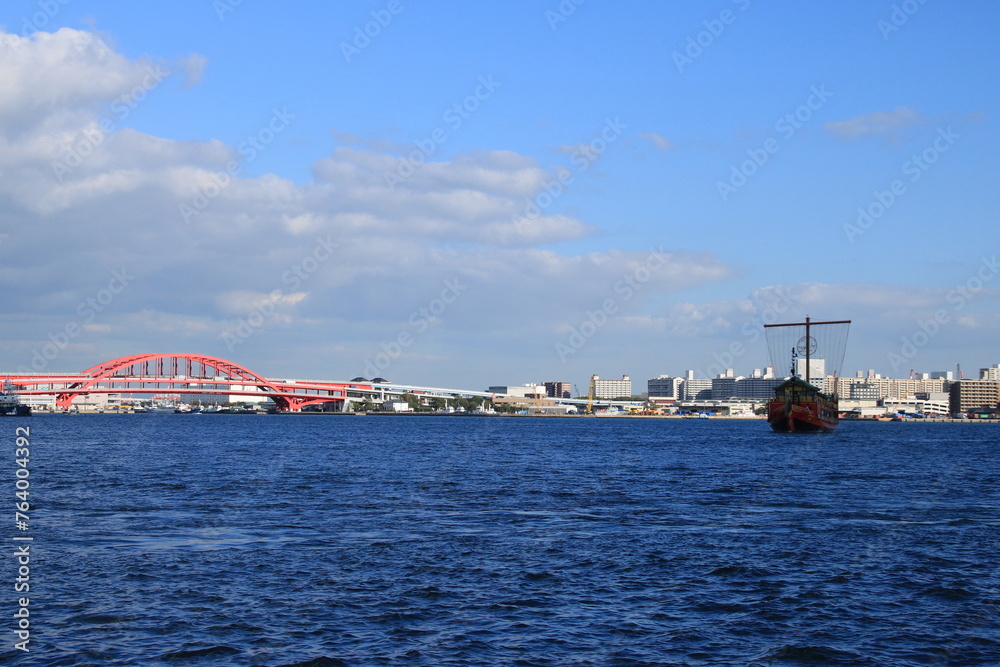 神戸の風景：ハーバーランドから見たポートアイランド・神戸大橋