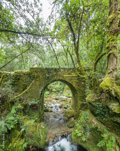 Puente medieval de San Xoán do Mosteiro, en Covelo (Galicia, España)