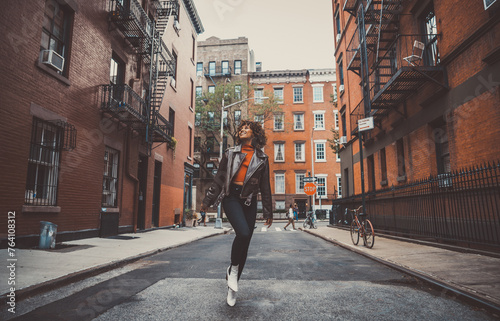 Canvas Print Beautiful girl walking in New york city, concept about new yorkers and lifestyle