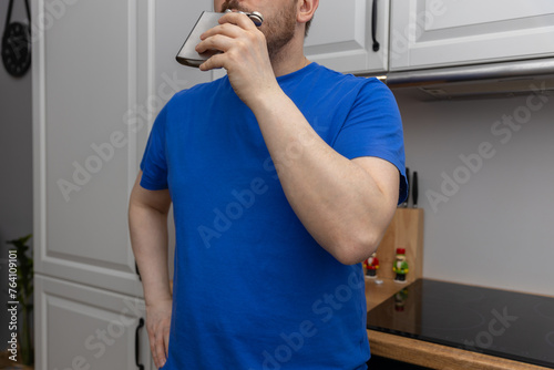 Mężczyzna trzymający piersiówkę ilustruje problem nadużywania alkoholu w społeczeństwie. Podnosi kwestię alkoholizmu i promuje ideę zdrowego stylu życia i odpowiedzialnej postawy