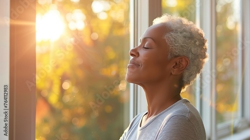 Mujer de mediana edad disfrutando de un día soleado.  photo