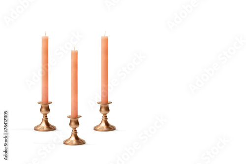 Velas rosa larga con candelabro sobre un fondo blanco aislado. Vista de frente y de cerca. Copy space. 