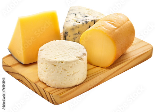 composição com queijo provolone, queijo gorgonzola, queijo parmesão e queijo branco fresco sobre tábua de madeira isolado em fundo transparente