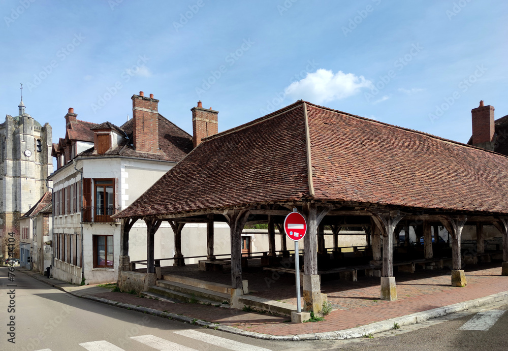 Les halles de Seignelay dans l’Yonne en Bourgogne – XVII ème siècle – monument historique Les halles de Seignelay dans l’Yonne en Bourgogne – XVII ème siècle – monument historique