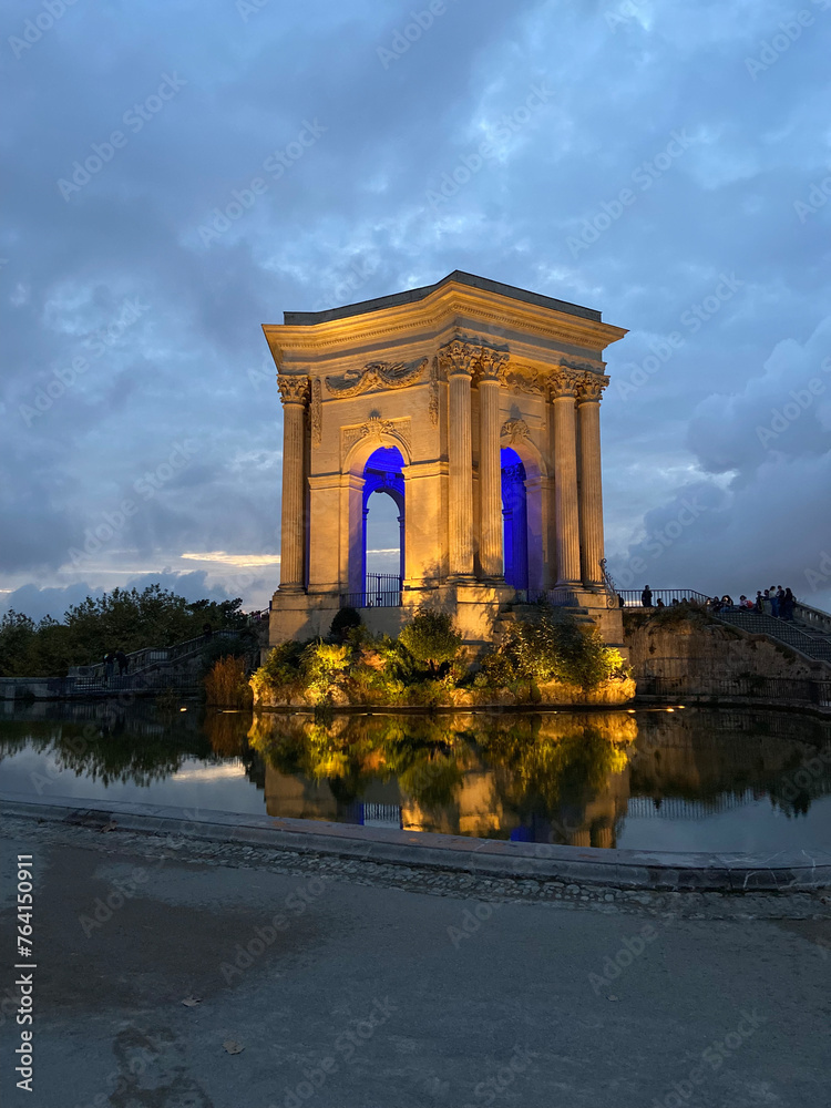 Château d'eau du Peyrou à Montpellier en France illuminé la nuit