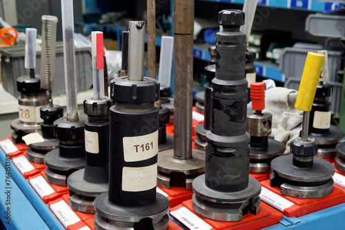 Set di utensili e attrezzatura per officina meccanica e tornitura di precisione industria lavorazione e stampo metalli photo