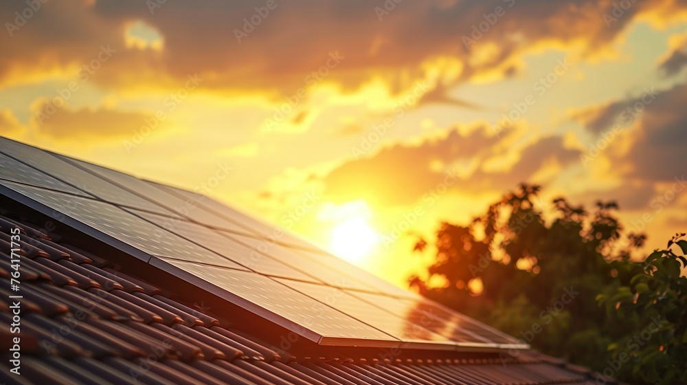 Photovoltaik-Anlage auf dem Dach eines Hauses in der Sonne - obrazy, fototapety, plakaty 