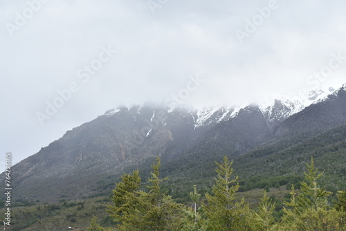 montaña con nieve que en la punta esta tapada por la neblina 