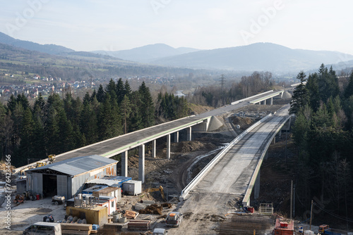 Droga ekspresowa w trakcie budowy z widokiem na góry © Marcin Mucharski