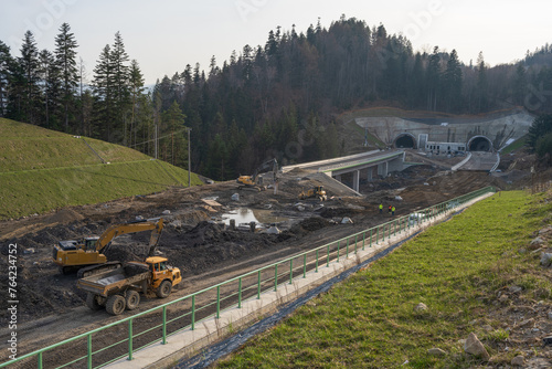Budowa drogi ekspresowej przy wjeździe do tuneli wydrążonych w górze © Marcin Mucharski