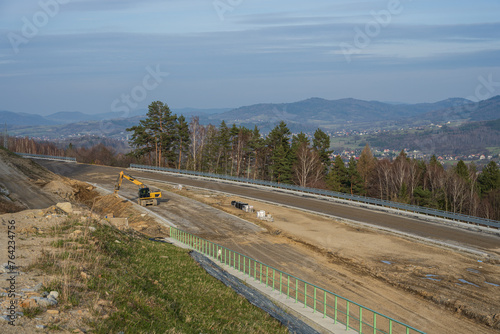 Budowa obejścia Węgierskiej Górki S1 w Węgierskiej Górce z widokiem na góry