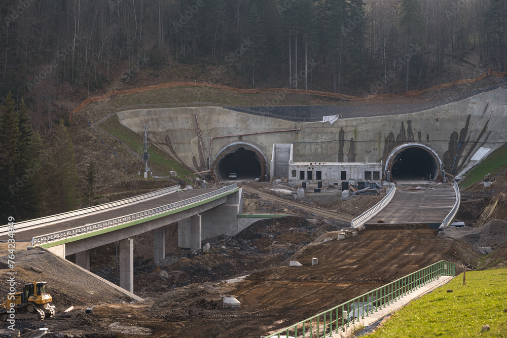 Drążenie tuneli na drodze S1 Obejście Węgierskiej Górki. Tunele północne TD-1. - obrazy, fototapety, plakaty 