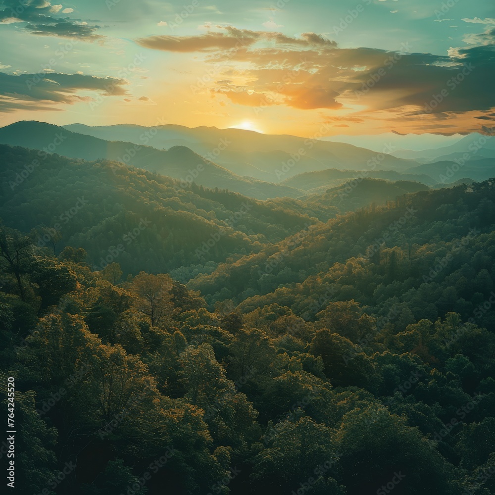 Naklejka premium Sun Setting Over Mountains and Trees