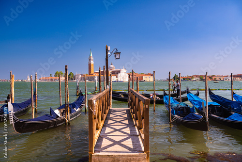 Vista delle gondole di venezia con sullo sfondo l'isola di San Giorgio Maggiore, Venezia, Italia photo