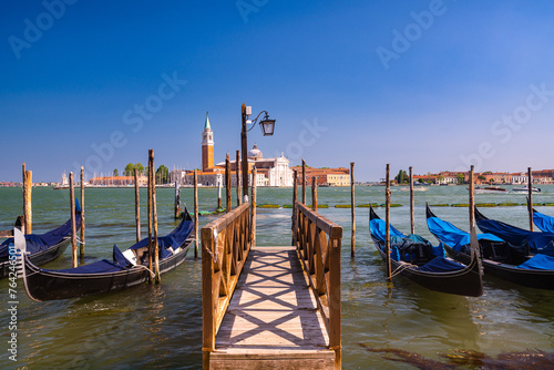 Vista delle gondole di venezia con sullo sfondo l'isola di San Giorgio Maggiore, Venezia, Italia photo