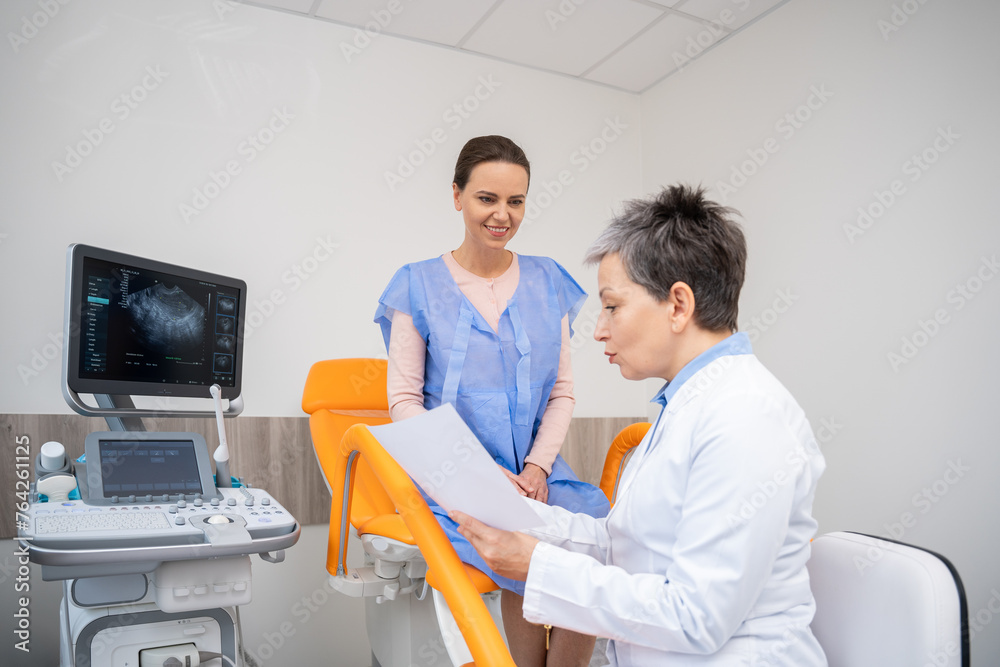 Obraz premium Patient Undergoing Diagnostic Examination in Clinic.