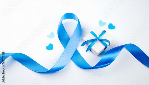 Fita azul em fundo branco de estúdio. Prevenção ao câncer de próstata em homens.
