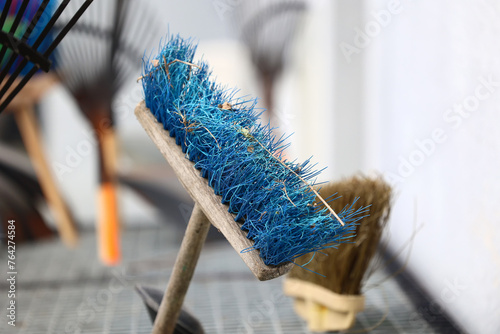 Niebieski włos szczotki. Narzędzia do sprzątania domu jesienią. Porządki.