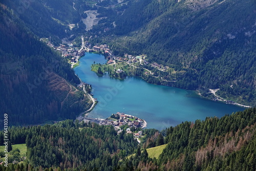 Fototapeta Naklejka Na Ścianę i Meble -  Blick vom Monte Fertazza zum Lago di Alleghe