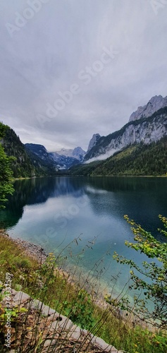 pochmurny dzień nad górskim jeziorem © PhonePhotoBlog