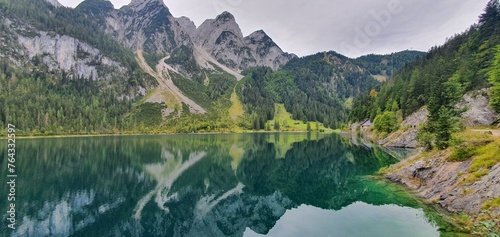 Widok na góry odbijające się od tafli jeziora © PhonePhotoBlog