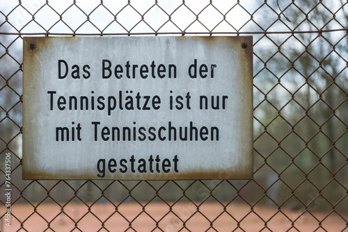 Tennisplatz - Warnschild