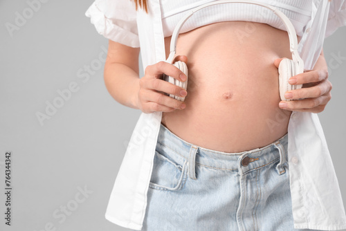 Young pregnant woman with h...