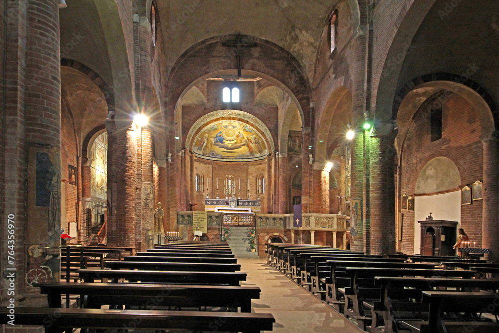 la navata centrale della chiesa romanica di San Teodoro a Pavia - obrazy, fototapety, plakaty 