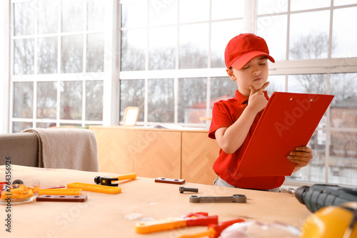 Thoughtful little builder w...