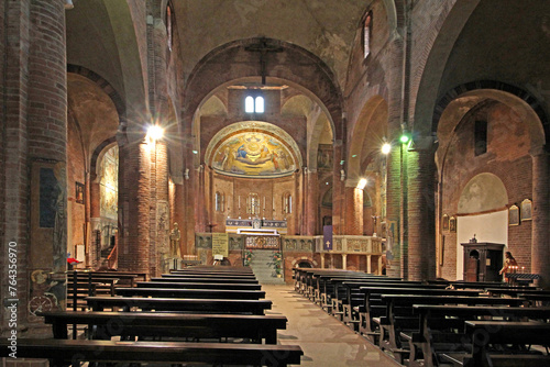 la navata centrale della chiesa romanica di San Teodoro a Pavia photo